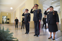 Tűzoltó vezetők tisztelgése a műegyetemi emléktábla előtt