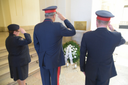 Tűzoltó vezetők tisztelgése a műegyetemi emléktábla előtt
