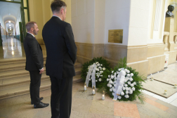 Megemlékezők a Műegyetemen