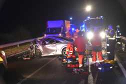 sérült gépjárművek az úttesten