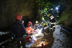 Kitakart sérült fekszik a földön, a mentők áplják