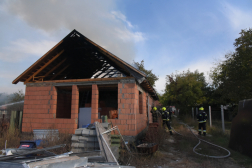 tűzoltók oltják a tüzet
