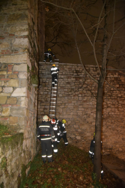 felhatolás a várfalra, kihúzós létrán