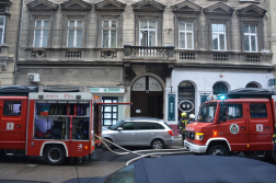 Tűzoltóautók az épület előtt