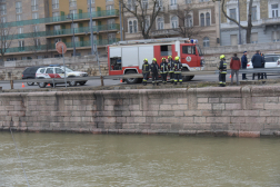 Tűzoltók keresik a motort a Dunában