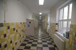 Kiürített üres iskolai folyosó