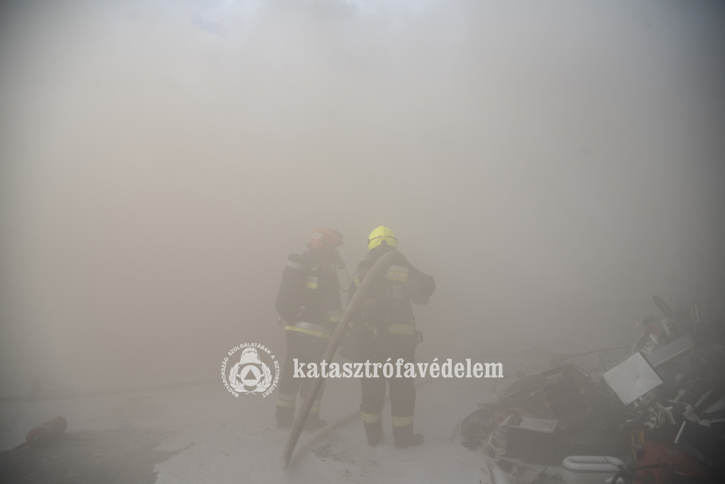 Erős f&uuml;stterhel&eacute;s