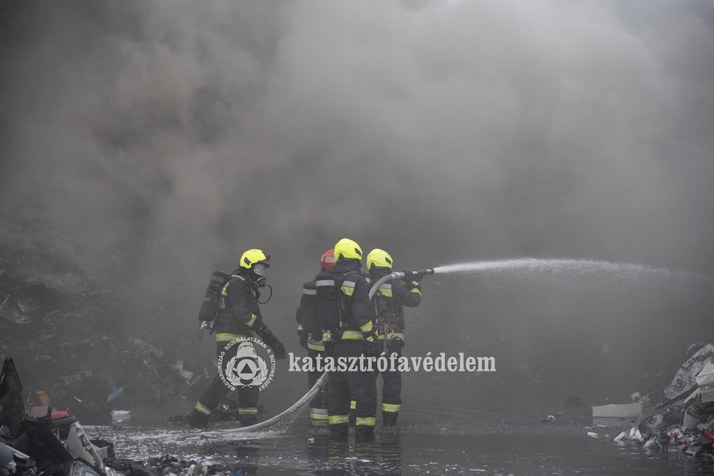 l&eacute;gzőben dolgoz&oacute; tűzolt&oacute;k